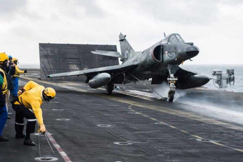 O Super Étendard pode voar a velocidade máxima de 1.380 km/h (Marine Nationale)