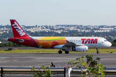 O outro lado do A320 com a identidade visual dos jogos olímpicos (Gabriel Melo/TAM)