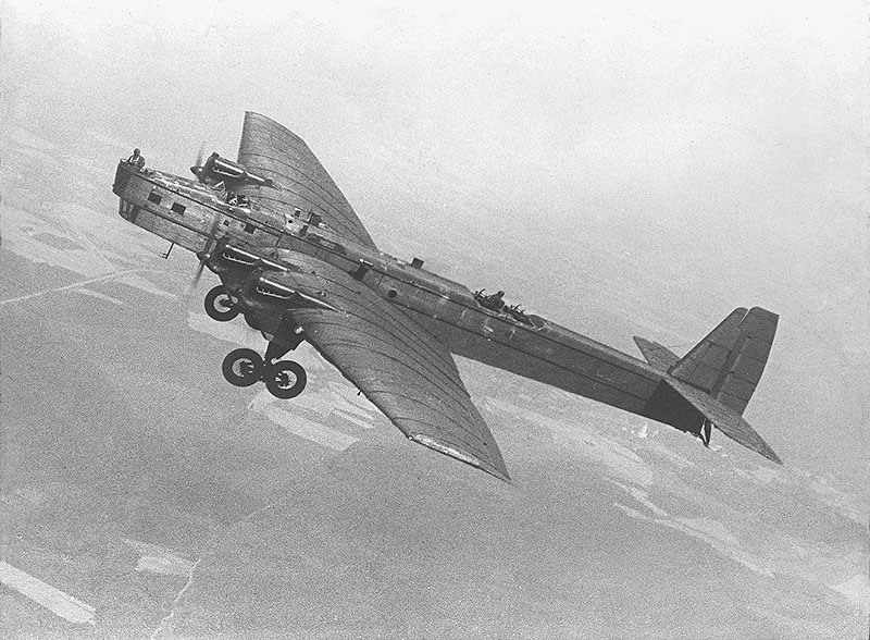 O bombardeiro Tupolev TB-3 foi escolhido para rebocar o tanque voando (Domínio Público)