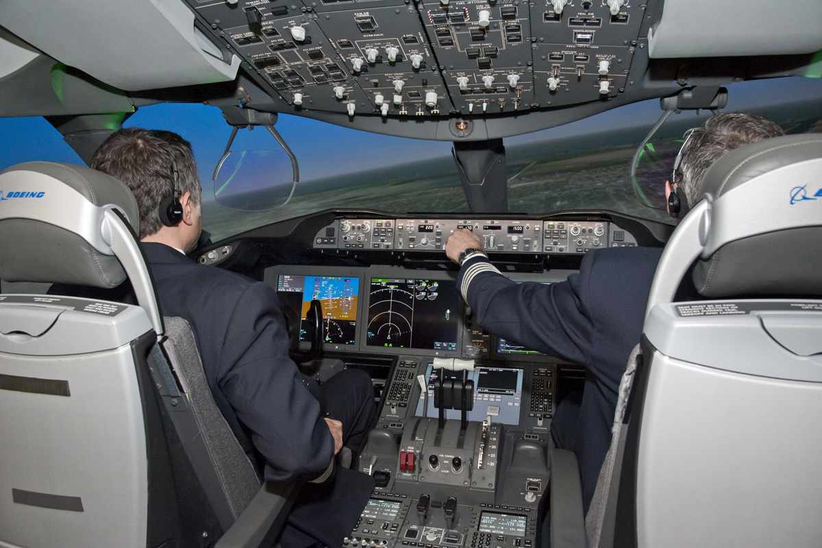 Os pilotos treinam todo tipo de situações em avançados simuladores de voo (Boeing)
