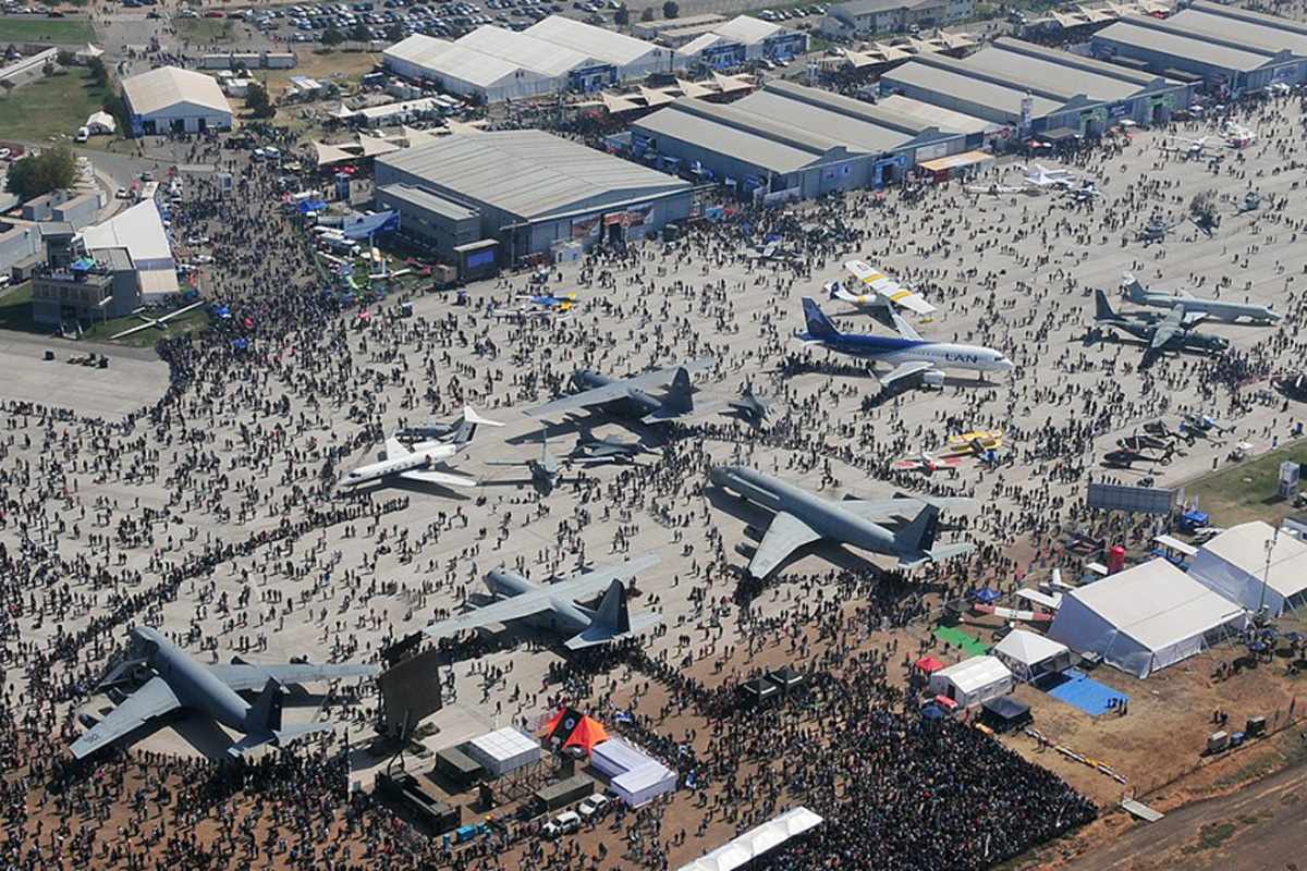 Imagem aérea da FIDAE, a maior feira de aviação da América Latina, no Chile (FIDAE)