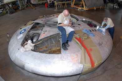 Funcionários do museu da USAF preparam o Avrocar para exposição