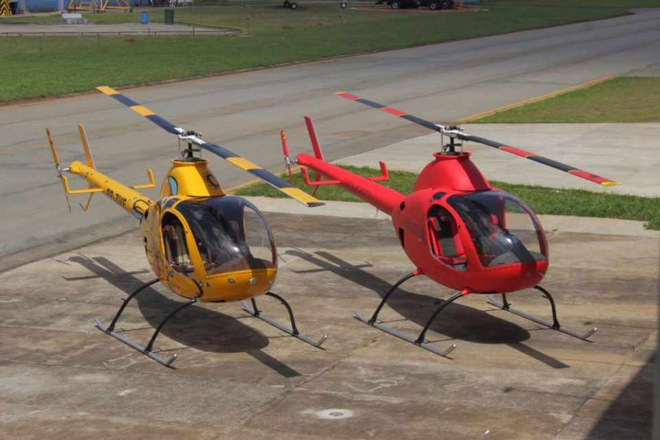 Helicópteros também podem ser classificados como "experimentais", como o Rotorway A600 Talon (VMF Aircraft)