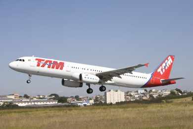 O Airbus A321 envolvido no incidente desta manhã seguia para Porto Alegre (TAM)