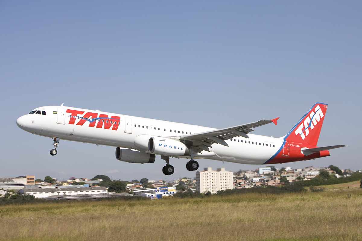 O Airbus A321 envolvido no incidente desta manhã seguia para Porto Alegre (TAM)