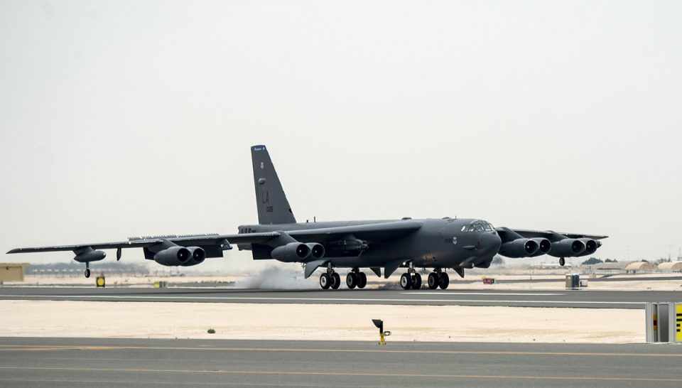 Bombardeiro B-52H da USAF chega ao Qatar para apoiar a coalização contra com o Estado Islâmico (USAF)