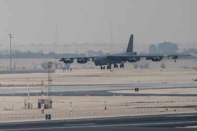 B-52H se aproxima para o pouso na base aérea da Al Udeid, no Qatar (USAF)