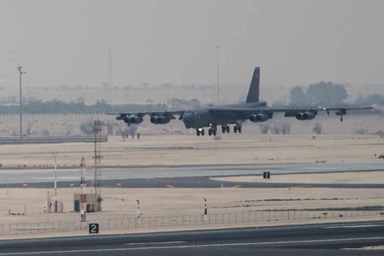 B-52H se aproxima para o pouso na base aérea da Al Udeid, no Qatar (USAF)