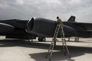 O veterano bombardeiro da USAF é impulsionado por oito motores turbofan (USAF)