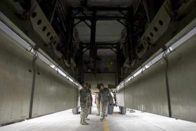 O B-52H pode carregar bombas no porão interno ou em suportes nas asas (USAF)