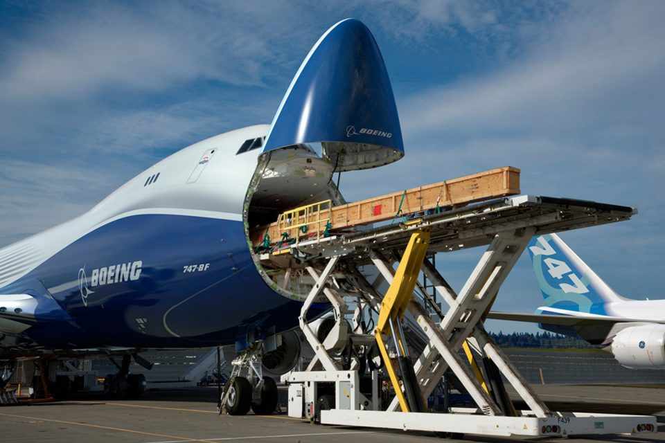 A porta frontal do Boeing 747-800F permite o embarque de cargas volumosas (Boeing)