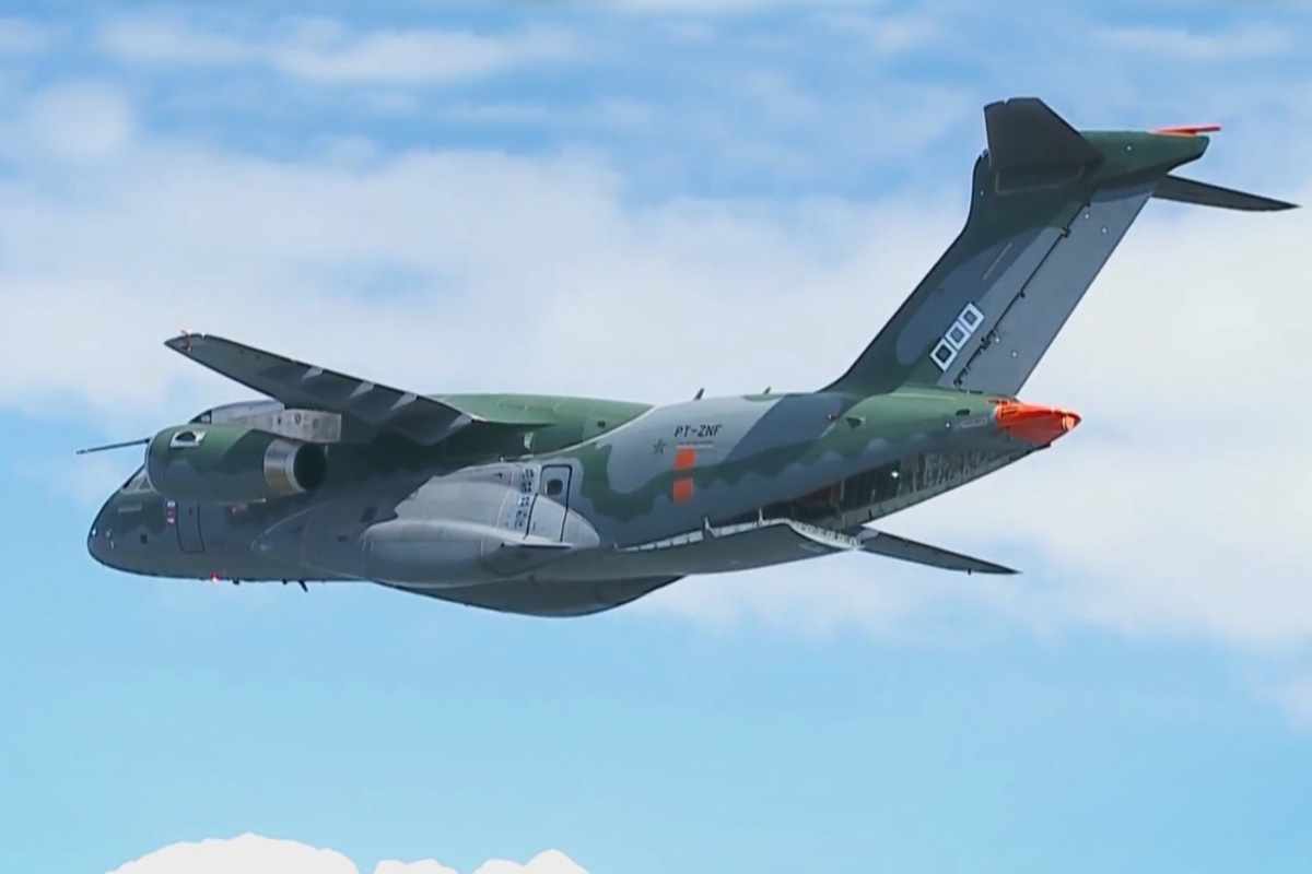 Uma das tantas funções do KC-390 será o lançamento de cargas pela porta traseira (Embraer)