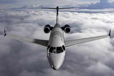 O Legacy 450 pode transportar nove ocupantes (Embraer)