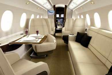 O Legacy 500 possui diversas opções de configuração de cabine, inclusive com sofá-cama (Embraer)