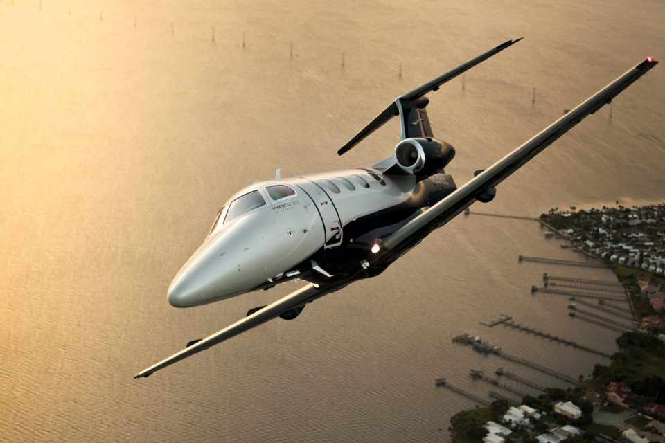 O Phenom 100E, menor jato executivo da Embraer, leva até sete passageiros (Embraer)