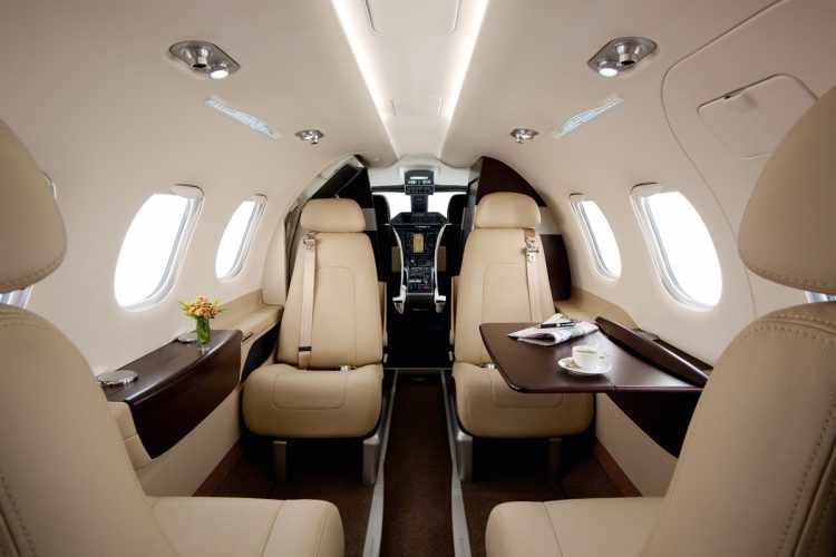 Cabine do Phenom 100E configurada para quatro ocupantes (Embraer)