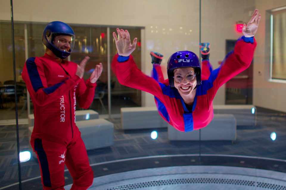 O túnel de vento da iFly pode gerar um fluxo de até 300 km/h (iFLY)