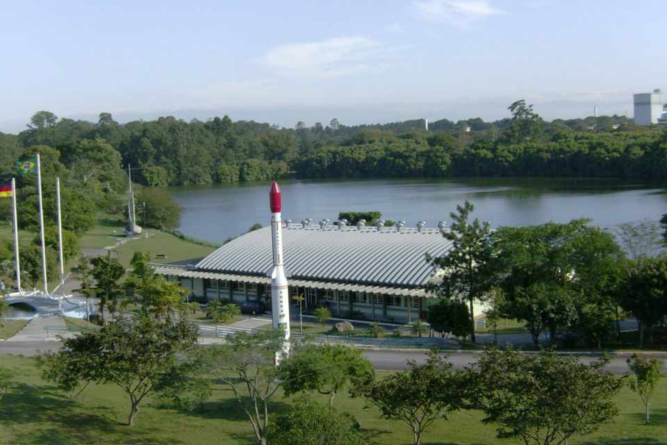 O MAB é vizinho da fábrica da Embraer e do aeroporto de São José dos Campos, onde dica o DCTA (Divulgação)