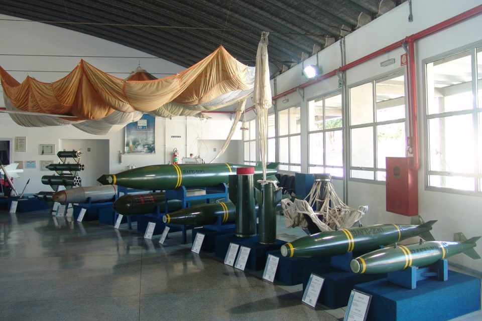 Bombas, mísseis, paraquedas, entre outros equipamentos, todos fabricados no Brasil (Divulgação)