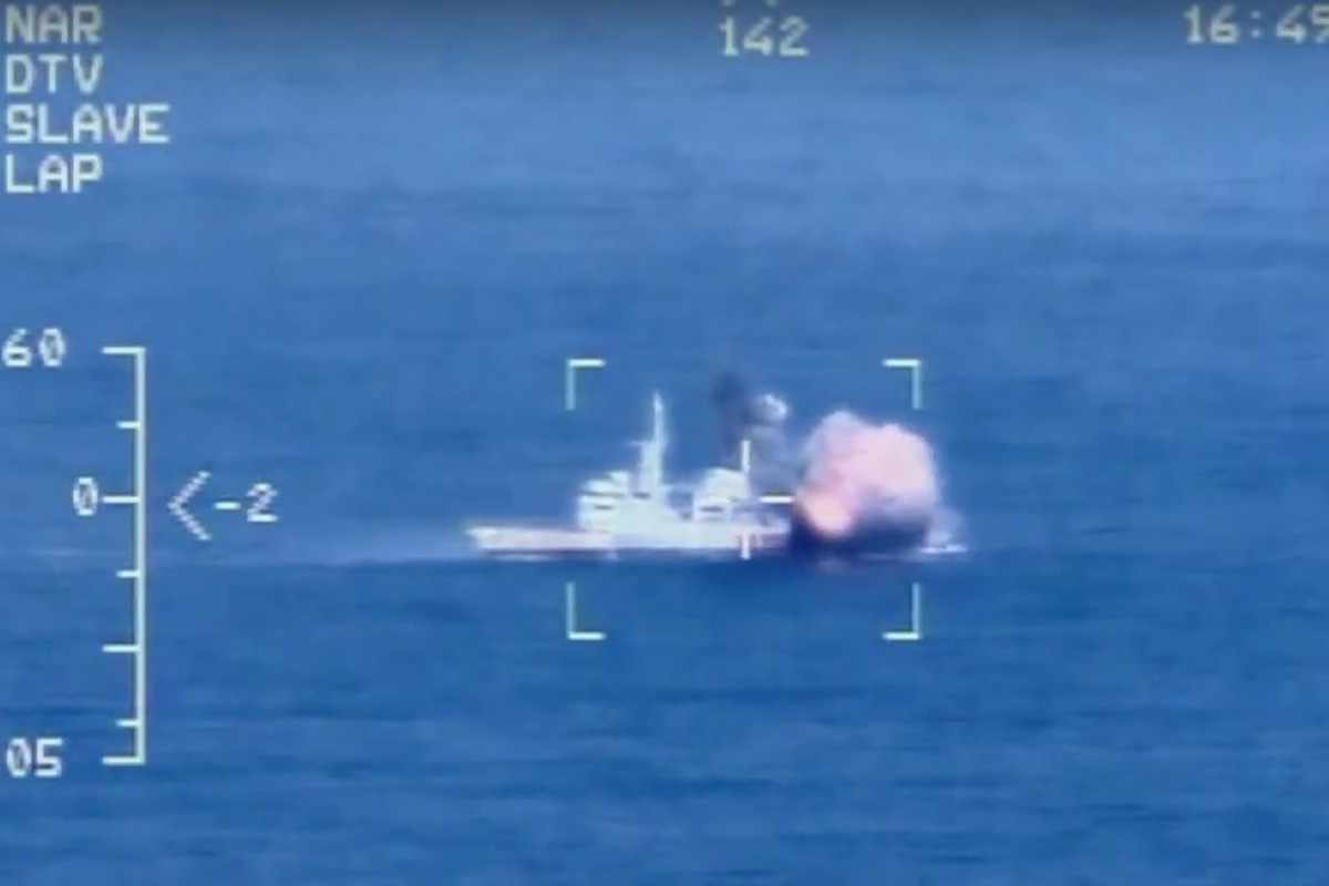 A Marinha usou como alvo a corveta Frontin, já desativada e preparada para o exercício (Marinha do Brasil)