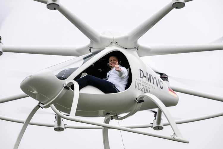 O primeiro voo tripulado do Volocopter foi conduzido por Alexander Zosel, diretor da E-volo (E-volo)