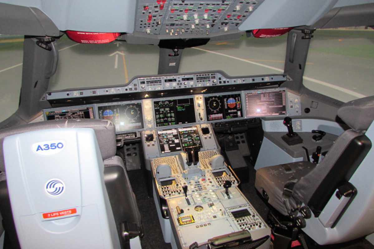 A cabine do simulador é exatamente igual e possui todos os comandos do A350 (Airbus)