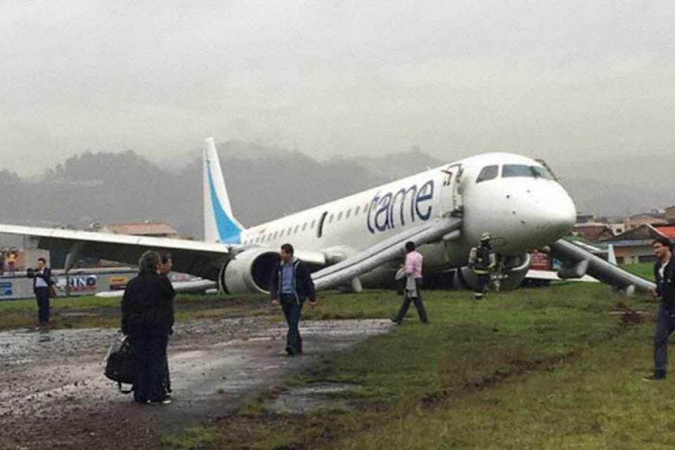 A aeronave perdeu os trens de pouso depois de derrapar para fora da pista (Reprodução/The Aviation Herald)