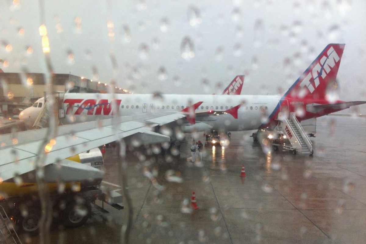 Se a chuva for forte, por segurança a decolagem da aeronave pode ser adiada ou até cancelada (Thiago Vinholes)