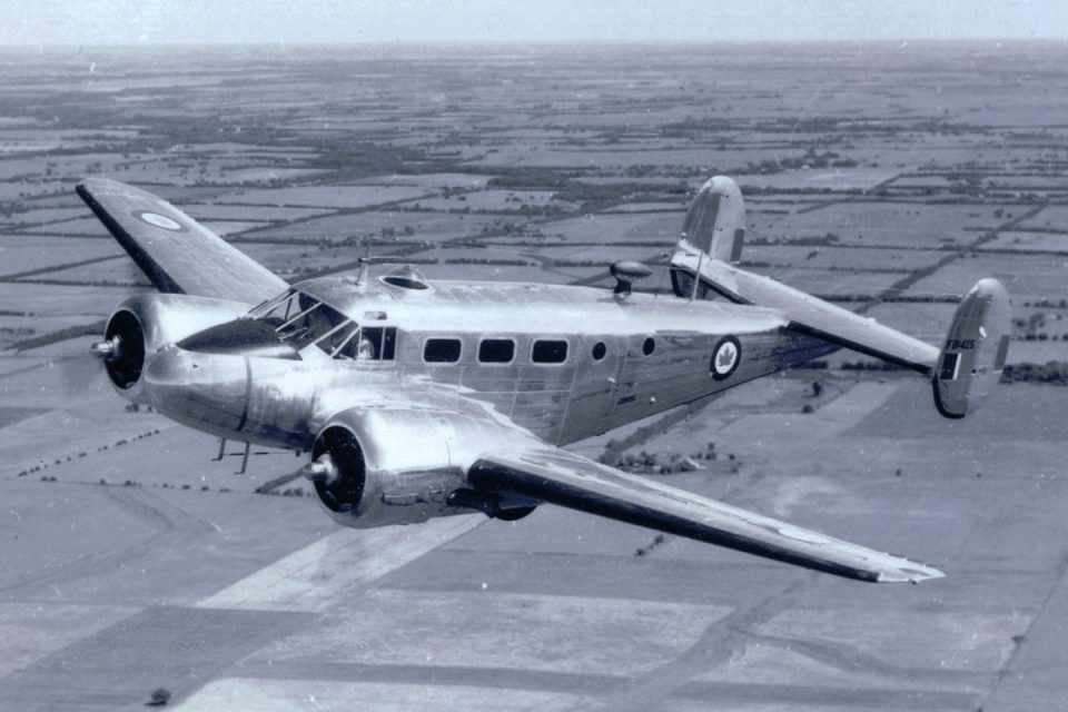 Devido ao alto índice de acidentes, o Beech 18 ficou conhecido como "Mata-Sete" (Beechcraft Aircraft)