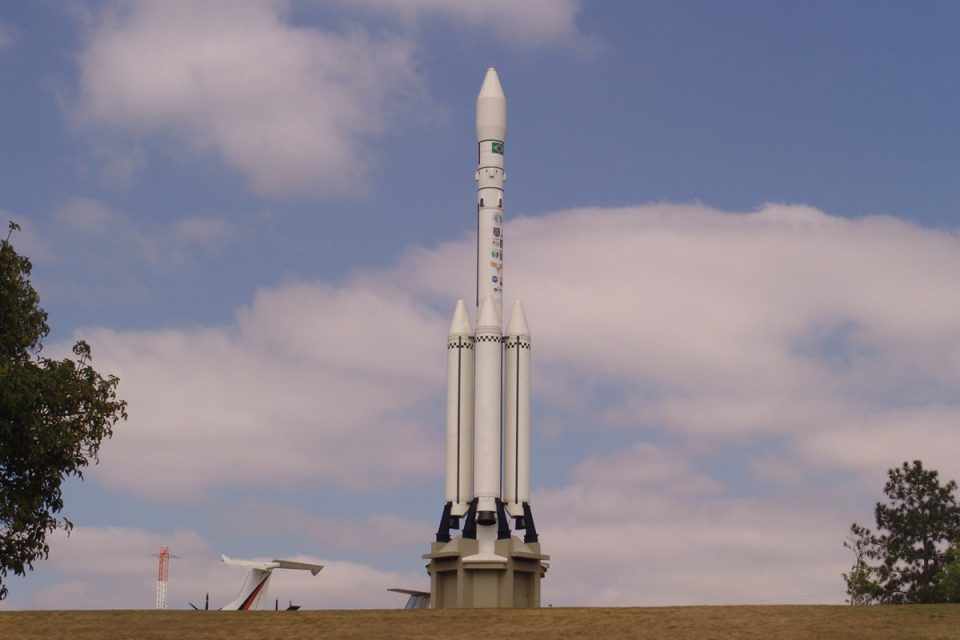 O MAB tem réplicas em diferentes tamanhos dos foguetes da série VLS (Divulgação)