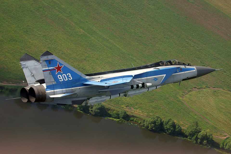 MiG-31 de demonstração com armamento completo; o aparelho deve seguir voando na Rússia por mais 20 anos (MiG)