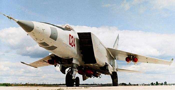 O nariz do MiG-25R era adaptado para carregar câmeras fotográficas em missões de espionagem (Domínio Público)