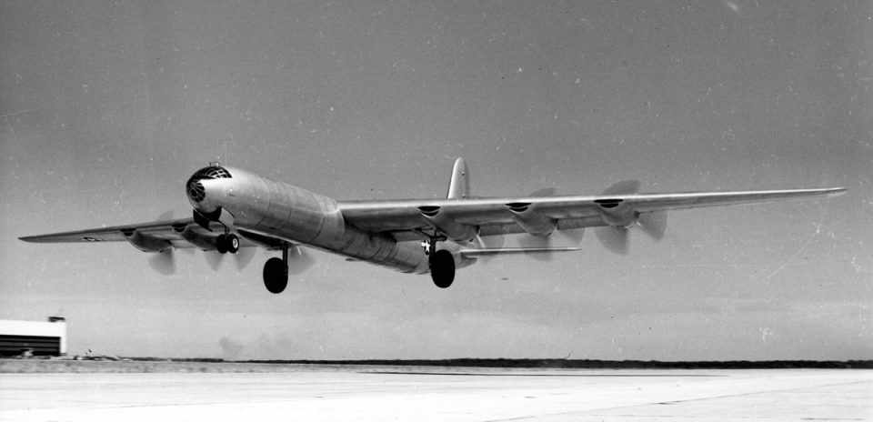O primeiro protótipo do B-36 ainda não tinha a peculiar cabine em bolha (Domínio Público)