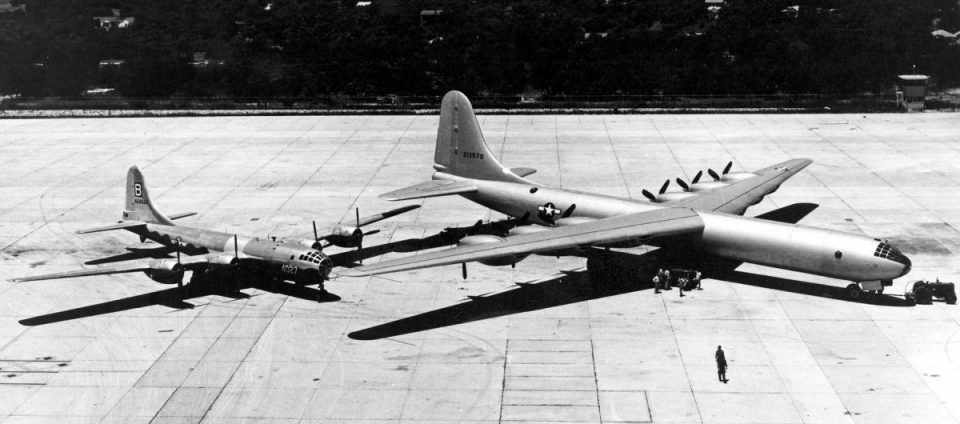 O B-29 ficou pequeno ao lado do primeiro protótipo do B-36 (Domínio Público)