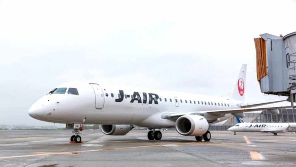 Imagem do primeiro E190 da J-AIR em serviço no Japão (Embraer/Twitter)