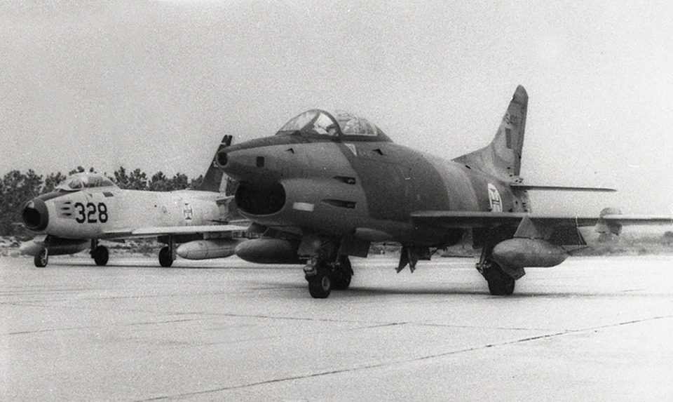 O Fiat G-91, em primeiro plano, foi o principal jato da FAP na África; sete foram abatidos (Domínio Público)