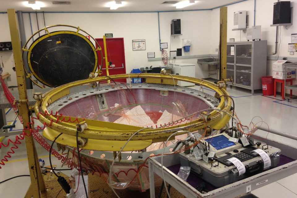 A oficina de radomes da TAM possui um rígido controle de temperatura e resíduos (Thiago Vinholes)