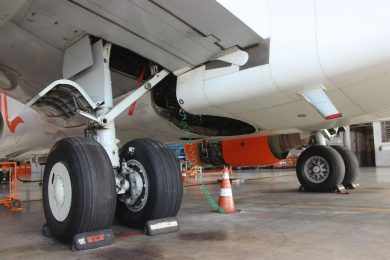 O trem de pouso precisa suportar as mais de 30 toneladas do 737 e em alta velocidade (Thiago Vinholes)