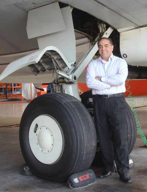 Alberto Correnti, diretor de manutenção da Gol, ao lado do trem de pouso de um Boeing 737 (Thiago Vinholes)