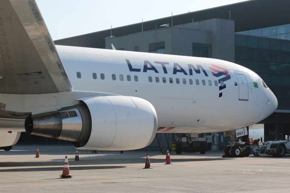 Jato da Latam no Aeroporto Internacional de Guarulhos (LATAM)