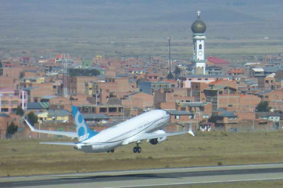Boeing 737 MAX pousa no Aeroporto de La Paz, a 4.050 metros de altitude (Boeing)