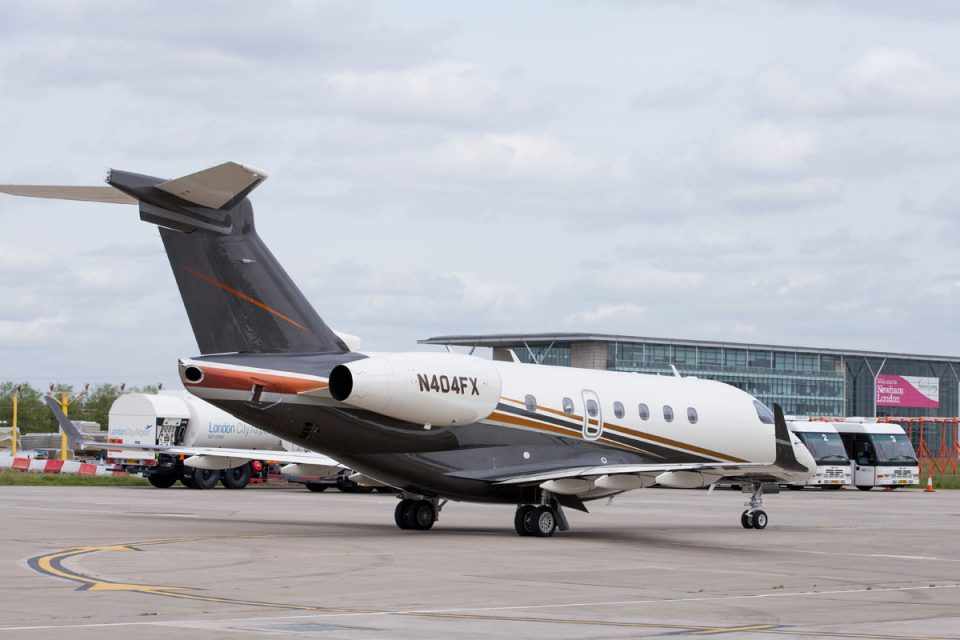 O Legacy 500 pode levar até 10 passageiros (Embraer)