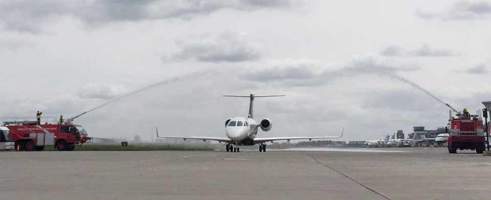Estreante em London City, o Legacy 500 foi recebido com jatos de água (Embraer)
