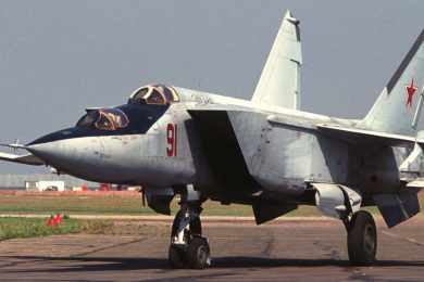 O jato de treinamento MiG-25U passava dos 3.000 km/h, mas como era feio... (Domínio Público)