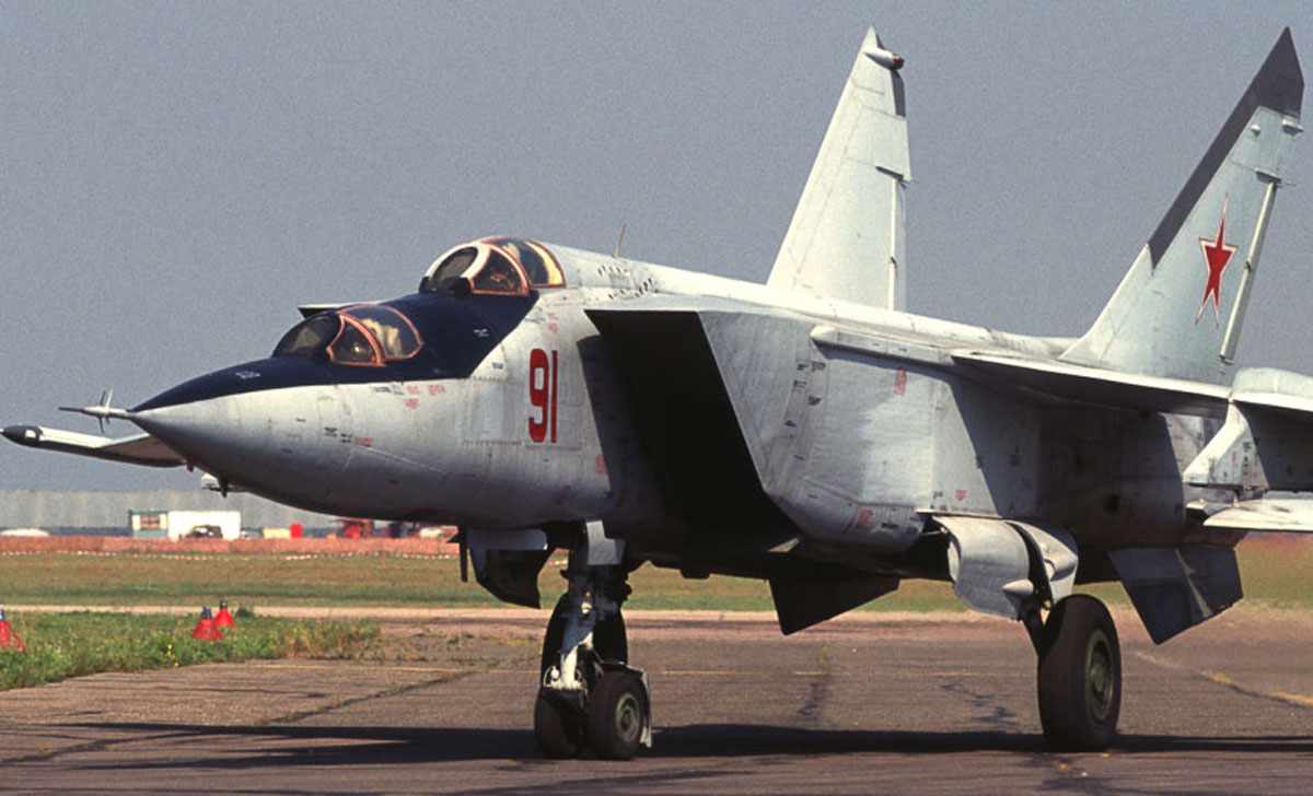 O jato de treinamento MiG-25U passava dos 3.000 km/h, mas como era feio... (Domínio Público)
