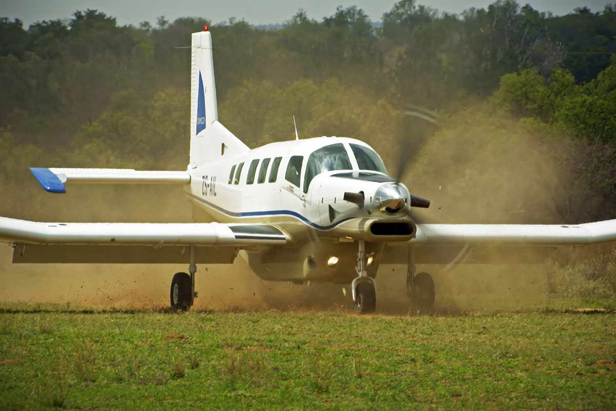 O aparelho pode pousar em decolar em pistas curtas de terra ou grama (Pacific Aerospace)
