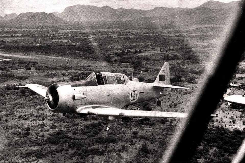O rústico T-6 foi o avião mais usado pela FAP na Guerra do Ultramar (Domínio Público)