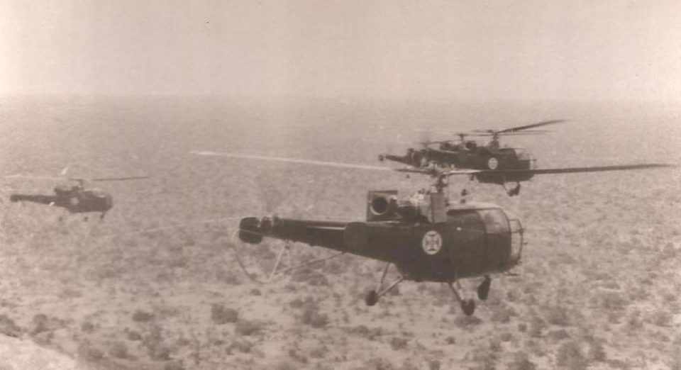Portugal foi o primeiro país a utilizar o helicópteros em combate; modelos Aloutte III na África (Domínio Público)