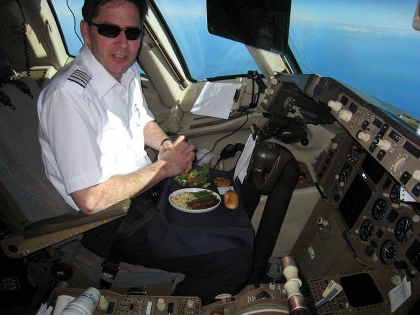 Comendo refeições diferentes, as chances de intoxicação dos dois pilotos é menor (reprodução/Instagram)