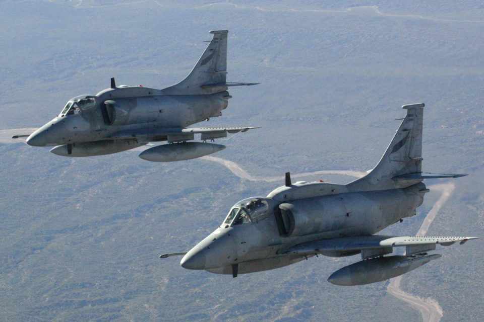 A Fuerza Aérea Argentina e a Marinha do Brasil são os últimos operadores militares do consagrada A-4 Skyhawk (FAA)